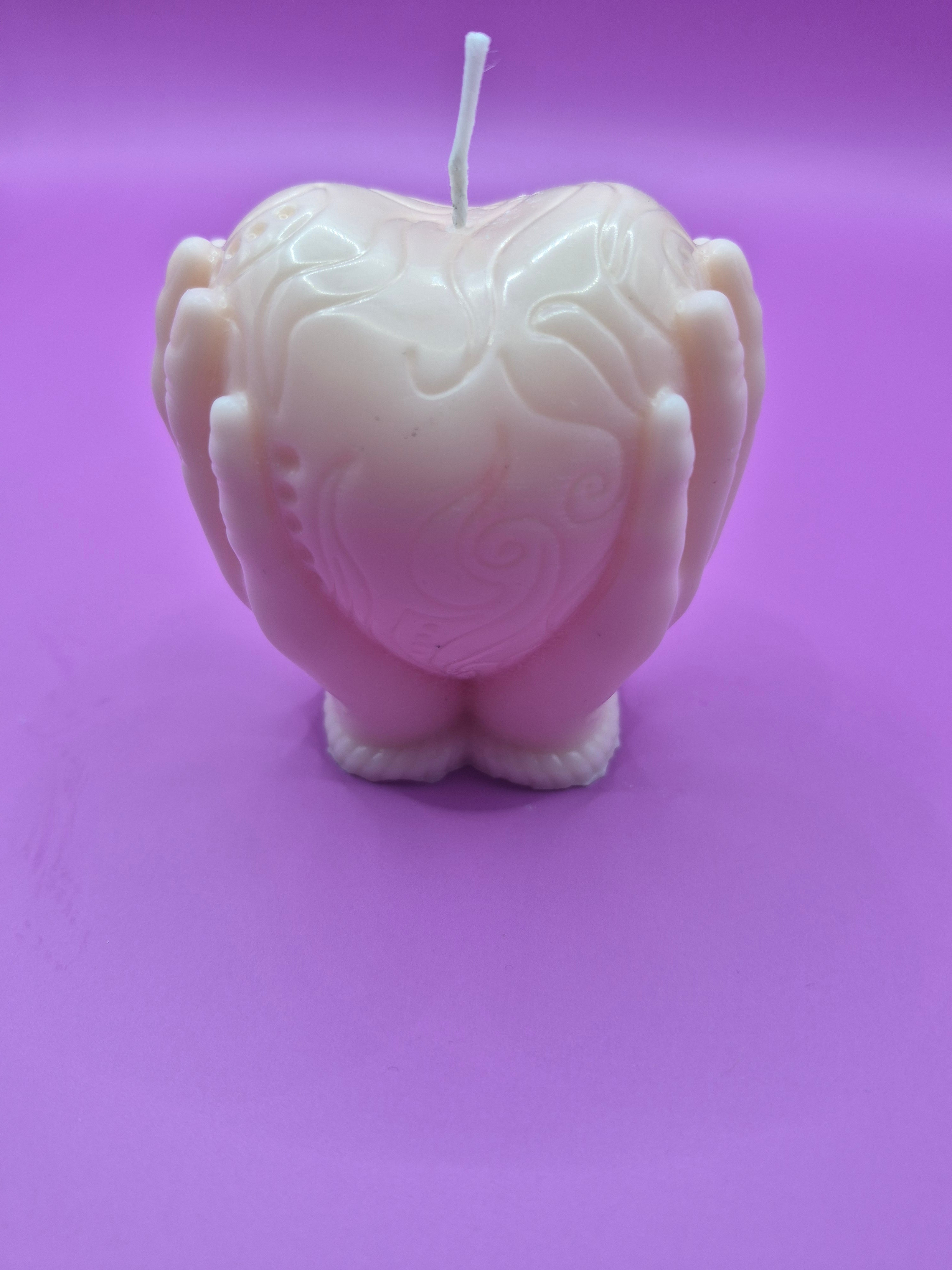 Bougie coeur entre les mains 🌼